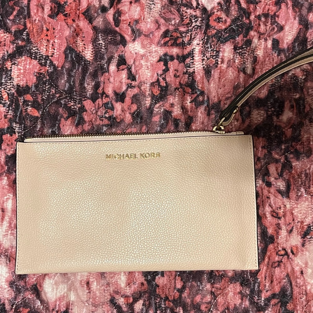 🧩 Michael Kors Wristlet